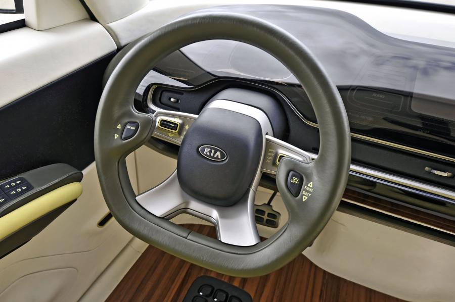 Панель приборов Kia KV7 Concept 2011 года  (фото 5 из 22)